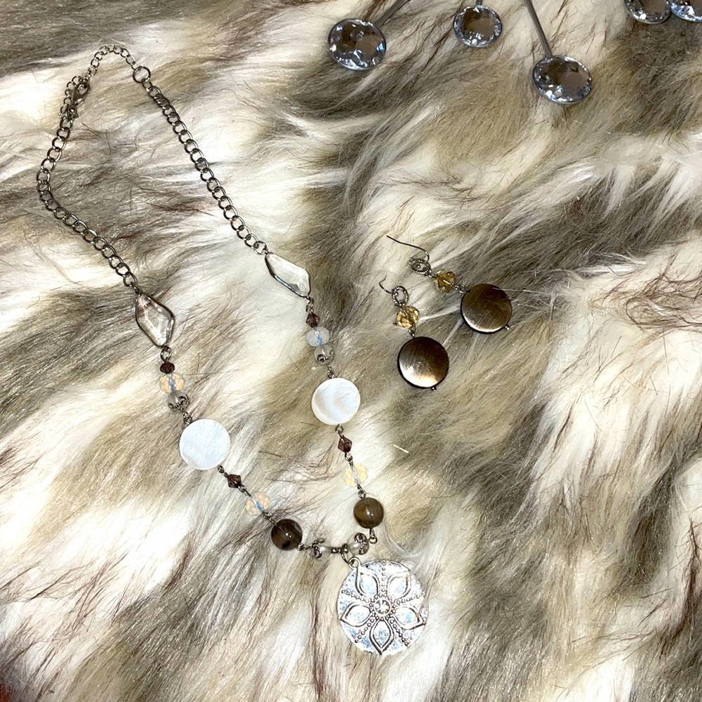Earring and necklace set. Sand-dollar medallion